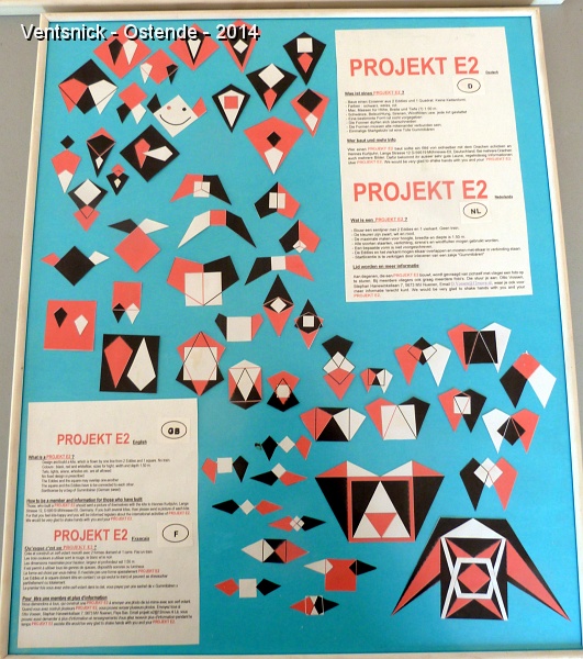 P1080264.JPG - Rappel des règles à respecter pour le "Projekt E2" : mono-ligne, 2 formes (2 x Eddy et 1 x Carré), 3 couleurs (le blanc, le noir et le rouge), avec des dimensions maximales à ne pas dépasser (1,5 m maxi dans les 3 dimensions)...