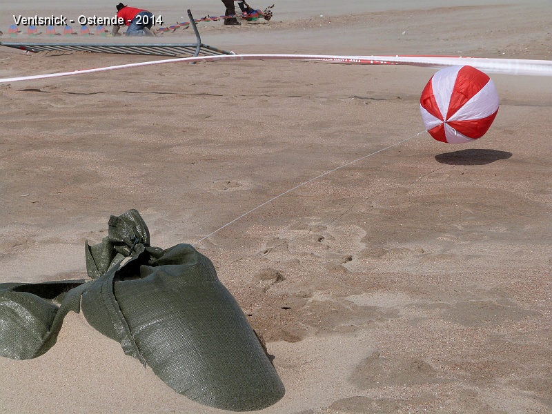 P1080339.JPG - En Suisse on ne rigole pas avec la sécurité. Alors voici la recommandation de Magi et Bernard : pour amarrer une boule de 30 cm de diamètre, prévoyez un sac de 100kg de sable !