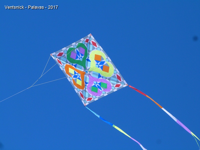 P1270447.jpg - Effet kaléidoscopique pour le décor de ce cerf-volant de Patrick Noquier.
