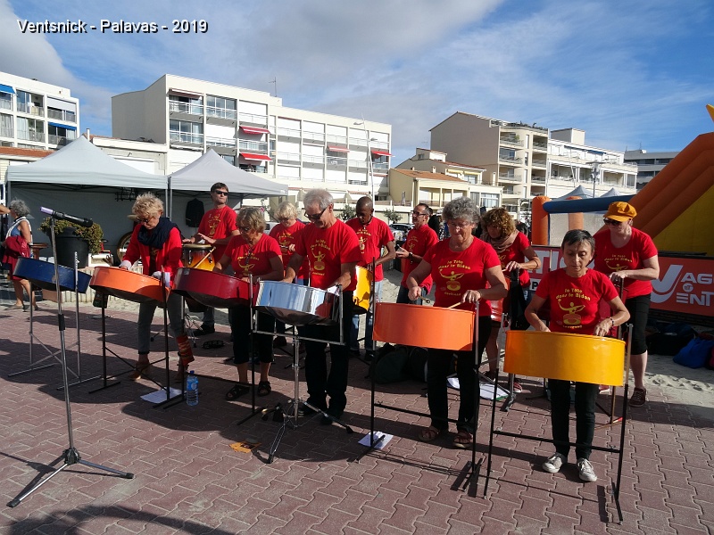 DSC03729.JPG - Le dimanche, le groupe "la Tête dans le bidon" interpréte de nombreux airs connus, ...