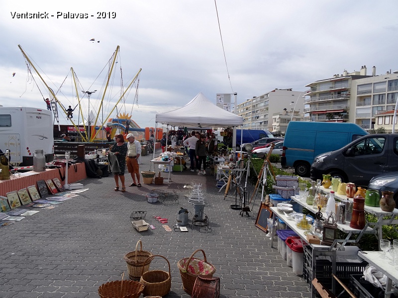 DSC03767.JPG - Après le marché du vendredi, des brocanteurs sont présents le samedi et le dimanche.