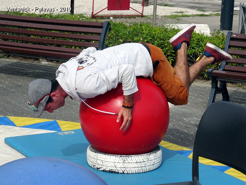 DSC03768.JPG - ... propose des exercices aux enfants, ...