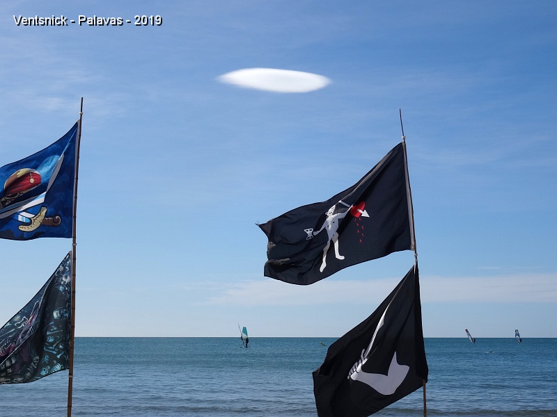 DSC03627.JPG - Un nuage lenticulaire apparaît soudain dans le ciel !