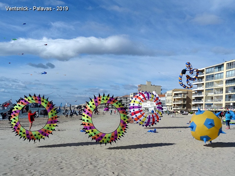 DSC03739.JPG - ... voilà un bel ensemble de bols et ballon qui sautillent au dessus de la plage !