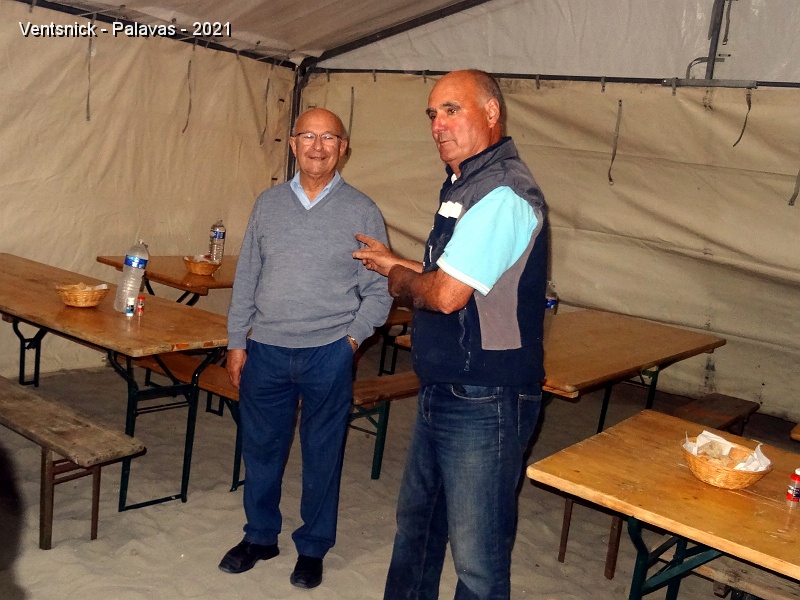 DSC07948.JPG - Samedi soir, Christian Jeanjean, Maire de Palavas, et Manuel Rodriguez remercient chaleureusement les cerfs-volistes pour leur implication et le spectacle offert aux visiteurs.