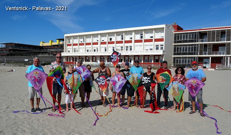 DSC07666.JPG - Beaucoup d'enfants ont fait voler un cerf-volant pour la première fois. Leur plaisir s'est joint au nôtre d'avoir favorisé cette découverte. Deux groupes de cerfs-volistes se succéderont pour prendre en charge l'initiation, ici le premier groupe. 80 enfants, encadrés par 14 cerfs-volistes et des éducateurs, seront ainsi initiés  en quelques heures !