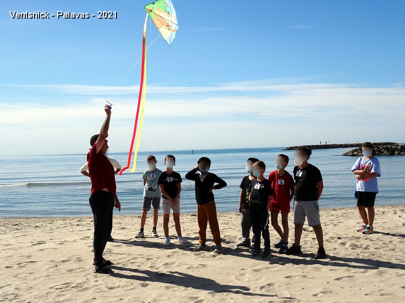 DSC07676.JPG - ... il montre comment le faire décoller. Un geste qui extirpe de la bouche des enfants des "Oh" et des "Ah" !