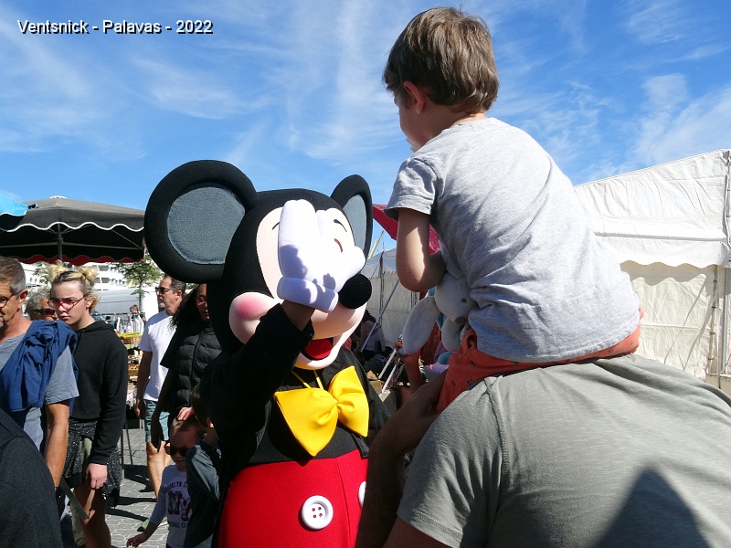 DSC00942.JPG - Les mascottes de Mickey et de Minnie déambulent dans la foule. Passons maintenant aux portraits de quelques cerfs-volistes ...