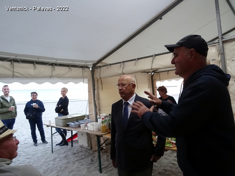 DSC00811.JPG - Vendredi soir, Christian Jeanjean, Maire de Palavas-les-Flots, est accueilli par Manu, après un très court discours de Mr le Maire, les cerfs-volistes prennent leur repas avant le vol de nuit, ...