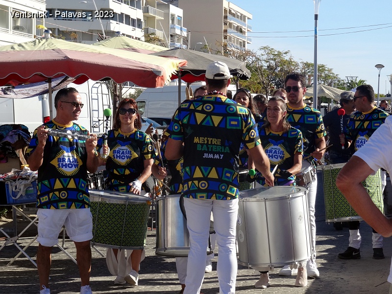 DSC03433.JPG - .Les percussions brésiliennes traversent la brocante qui s'est installée pour les samedi et dimanche, ...