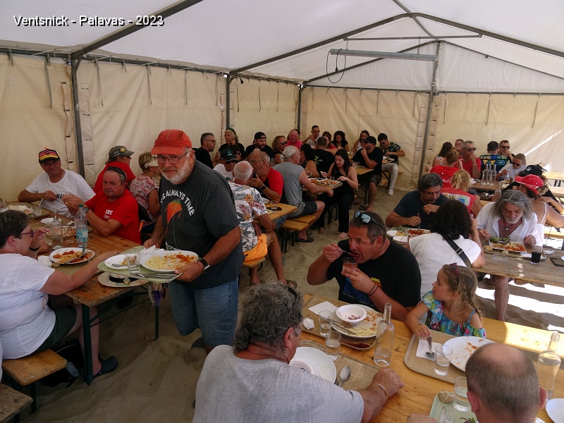 DSC03457.JPG - Moment de convivialité : repas sous chapiteau.