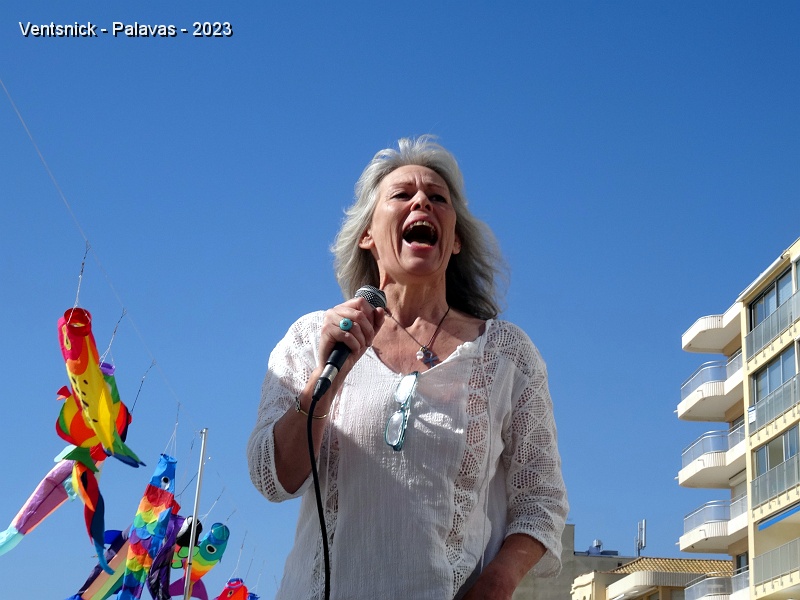 DSC03529.JPG - Chaque jour, Muriel égrène son répertoire de chansons très majoritairement Françaises.