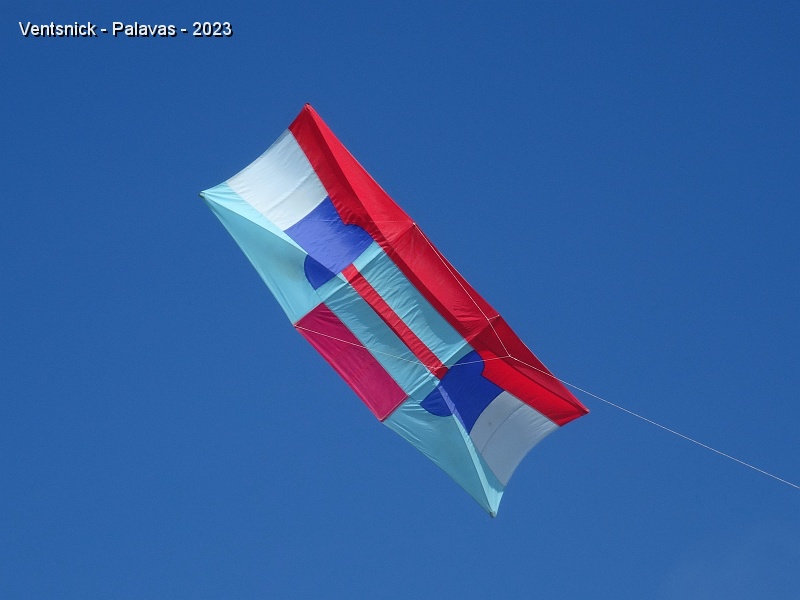 DSC03327.JPG - ... leur tout nouveau Poster Kite, confectionné à partir de vieux Kway, effectue son premier envol ! ...