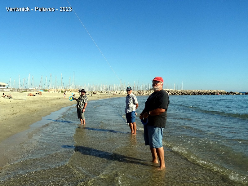 DSC03394.JPG - Les camping-caristes peuvent arriver à Palavas dès le mercredi après-midi, l'occasion révée de voler les pieds dans l'eau et d'offrir un mini-festival aux amateurs de plage, chaque jour !
