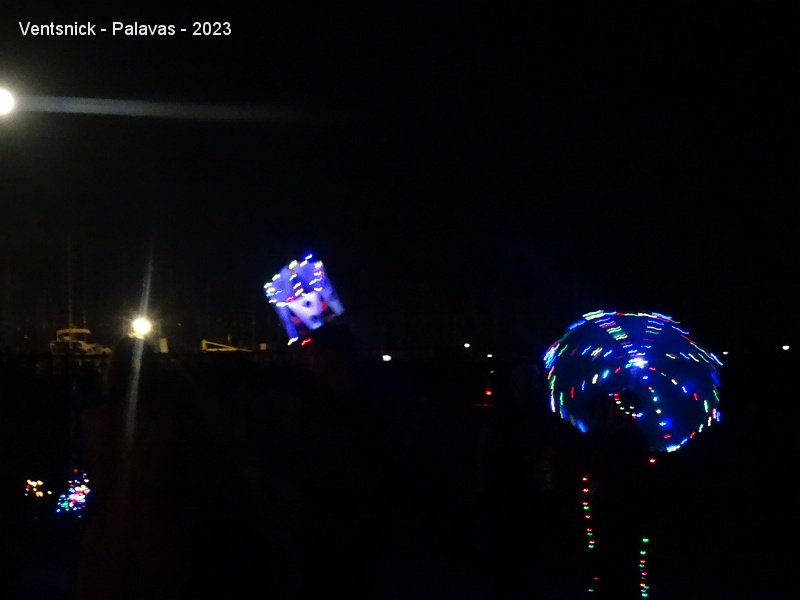 DSC03411.JPG - La famille Boutin circule avec une ombrelle lumineuse et une Drum Box éclairée.