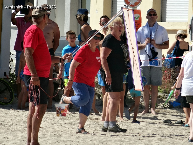 DSC03471.JPG - Gérard et Nicole Brun se chargent du lâcher de bonbons, cette fois Isa et Geneviève encadrent les enfants. Isa : retire donc ton pied du seau de bonbons !