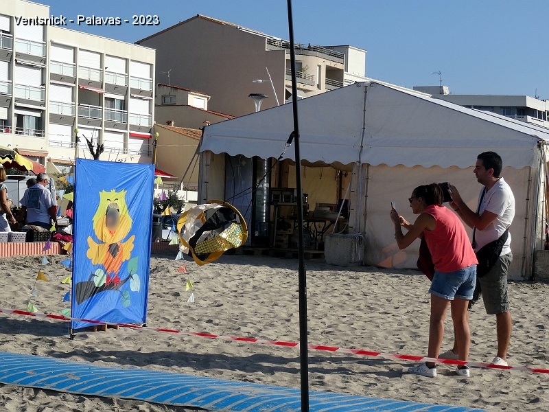 DSC03503.JPG - Notre panneau photos remporte un beau succès le dimanche.