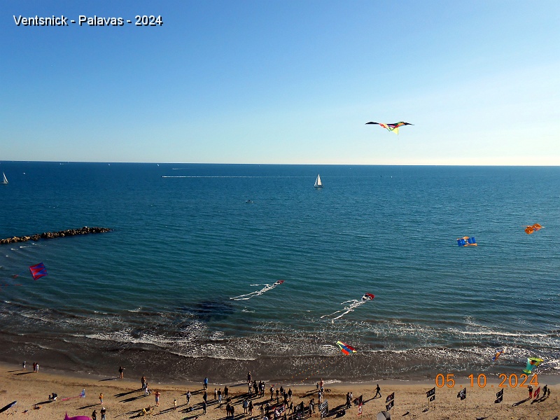 DSCN3246.JPG - Vue vers le large. Les squelettes d'Yves Diebold semblent se fondre dans l'écume des vagues. (Photo  Bernard Ghesquière)