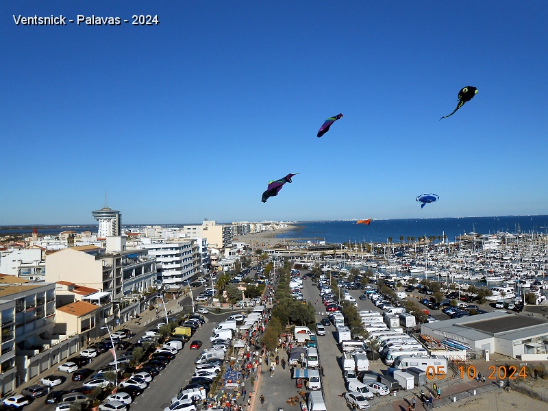 DSCN3282.JPG - Vue côté Est de la plage avec, au fond à gauche le restaurant pamoramique tournant "Le Phare" et, à droite, le port de plaisance. (Photo  Bernard Ghesquière)