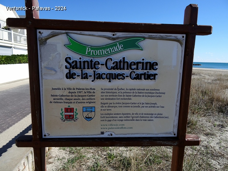 DSC05247.JPG - Pour ceux qui le désirent, la promenade Sainte-Catherine-de-La-Jacques-Cartier permet aux visiteurs de longer le festival sans mettre un pied dans le sable !