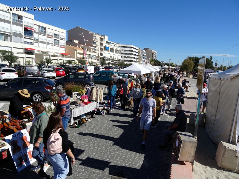 DSC05327.JPG - Une brocante est présente, les samedi et dimanche, à proximité du festival.