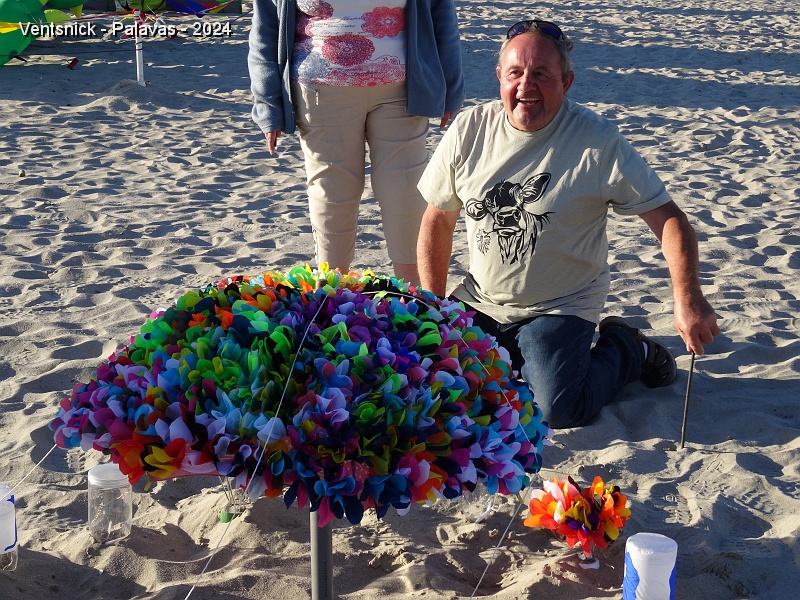 DSC05261.JPG - Vendredi en fin d'après-midi, les cerfs-volistes préparent le vol de nuit. Françoise Boutin a composé un magnifique bouquet de fleurs qui a permis de recycler une belle quantité de chutes de spi !