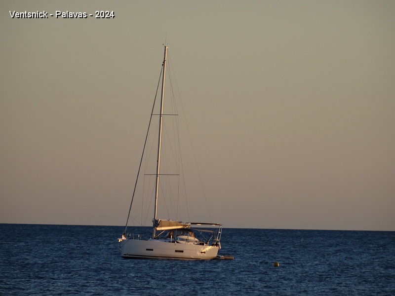 DSC05274.JPG - Au loin, un bateau profite des derniers rayons du soleil.