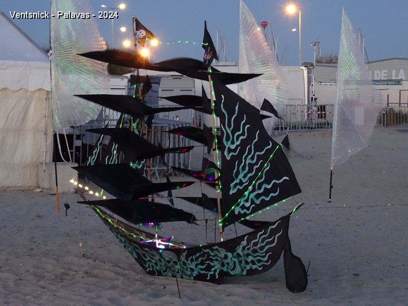 DSC05289.JPG - Un bateau pirate s'illumine de la poupe à la proue.