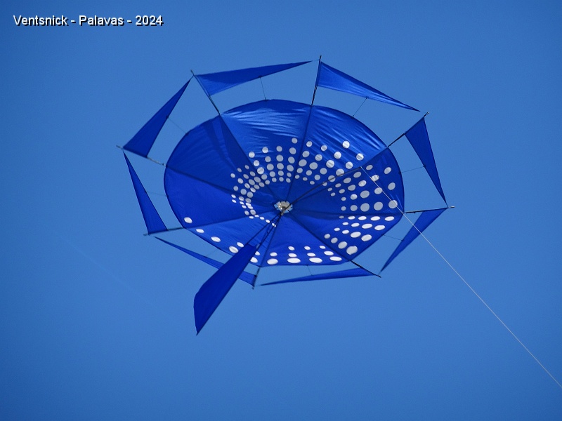 DSC05419.JPG - ... qui captent l'oeil irrésistiblement. Le Festival Volovent a remporté le succès tant espéré avec une météo qui s'annonçait médiocre ! Découvrer des photos aériennes prises par cerf-volant par Bernard Ghesquière dans la galerie suivante...