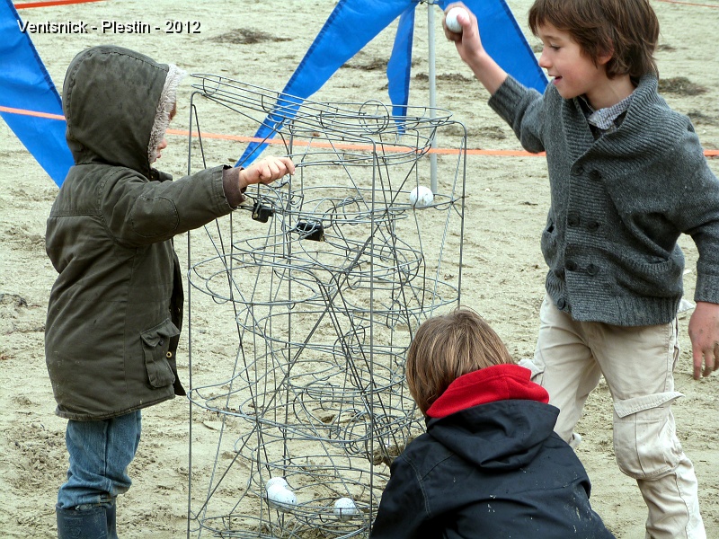 P1020169.JPG - ... les enfants sont systèmatiquement attirés par le Rolling Ball de Joël ...