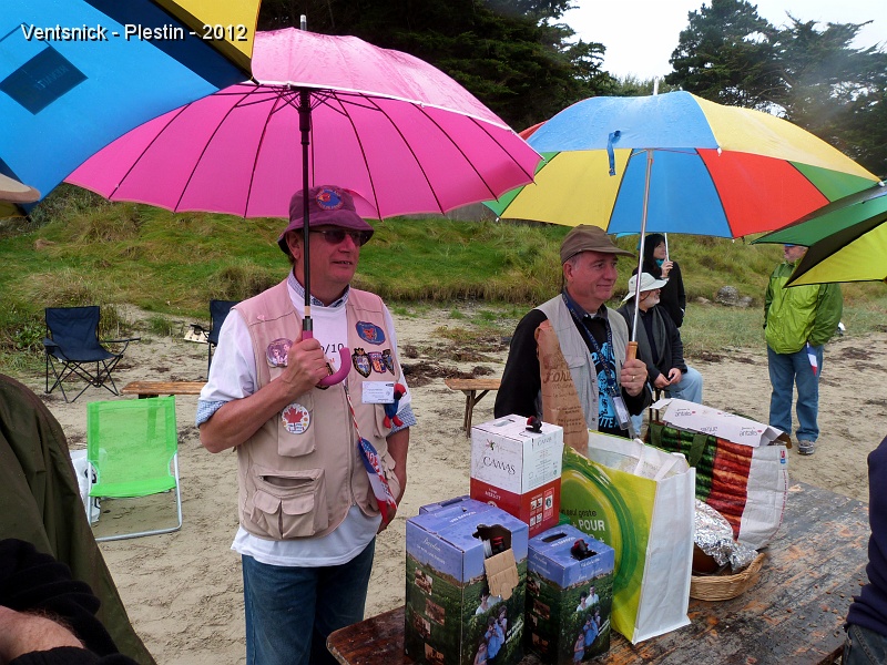 P1020173.JPG - Tiens voilà la pluie, les parapluies fleurissent subitement (François et Christian) ...