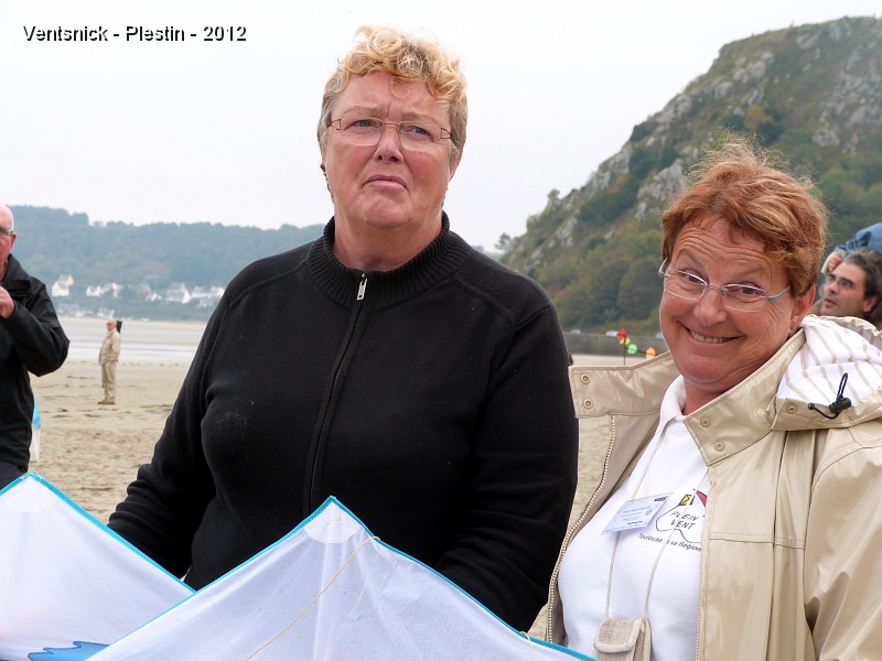 P1020199.JPG - ... de g. à d. : Geneviève, très sérieuse et Marie-Hélène qui l'est moins ...