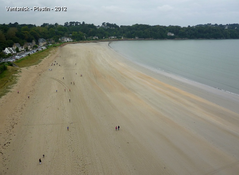 P1090748.JPG - .... vue d'en haut, la plage semble striée de bandes aux couleurs nuancées ...