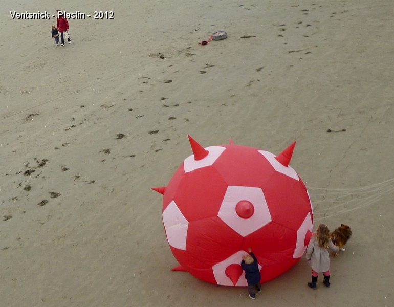 P1090886.JPG - ... des enfants jouent avec le ballon de Philippe ...