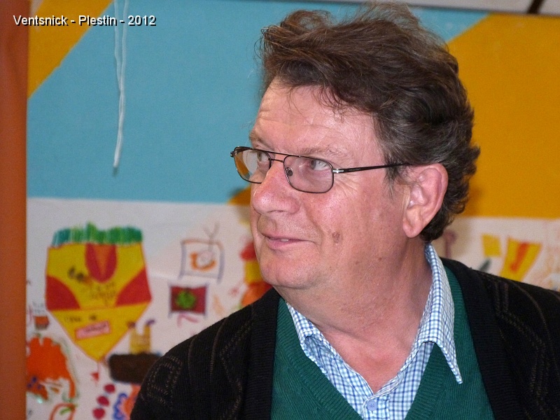 P1020106.JPG - ... François, président du CVCF est attentif ...