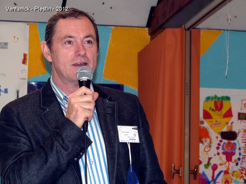 P1020113.JPG - ... puis Jean-Claude prend la parole, il remercie particulièrement les personnes de l'office de tourisme ...