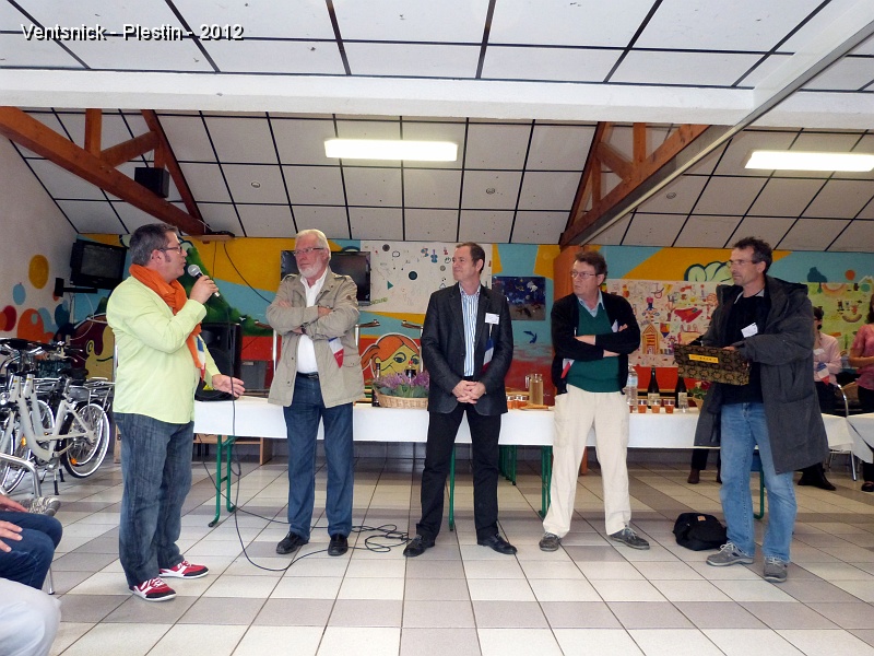 P1020123.JPG - ... Yann conclu les discours et invite les cerfs-volistes à s'approcher des tables pour partager un pot ...