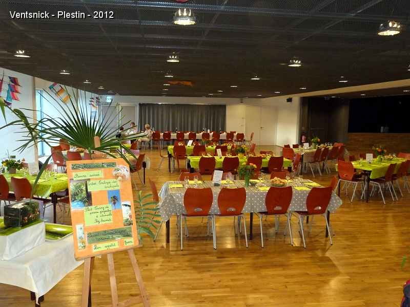 P1020127.JPG - Nous voilà arrivés à la salle des Fête de Plestin, des tables sont magnifiquement dressées ...