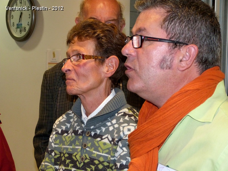 P1020134.JPG - ... Yann nous présente l'équipe qui a travaillé pour leurs palais ...