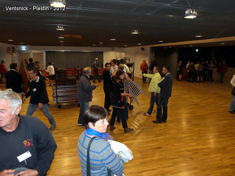 P1020140.JPG - ... le timing est très précis, dans quelques minute la salle doit être libérée, les cerfs-volistes sont cordialement invités à assister (voire participer) au Fest-Noz qui va débuter ...
