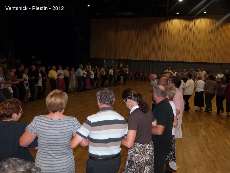 P1020142.JPG - ... convivialité et fraternité rassemblent les danseurs, voilà une bien belle manière de conclure cette première journée du Festival.