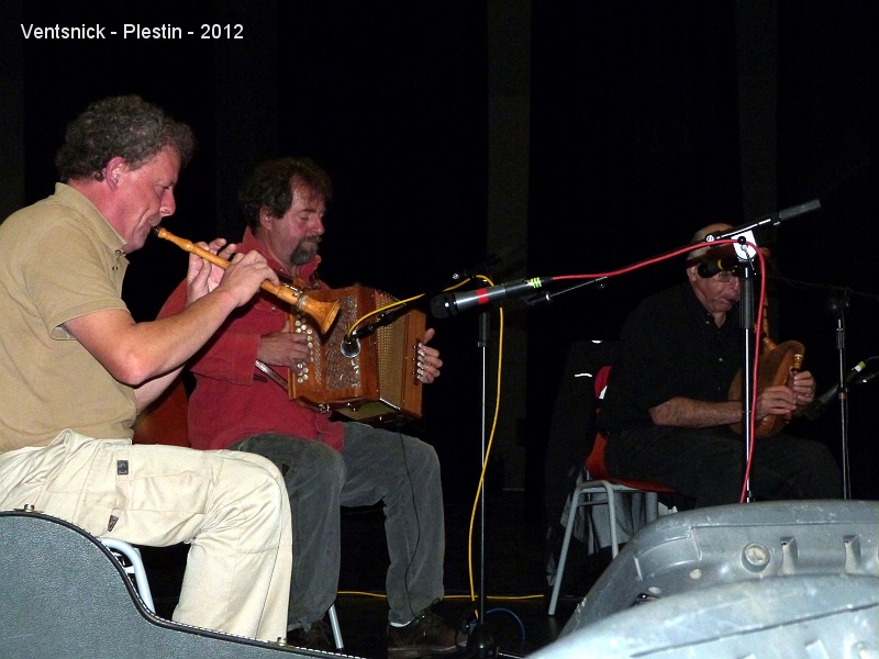 P1020144.JPG - ... les musiciens se sont échauffés pendant notre repas  ...