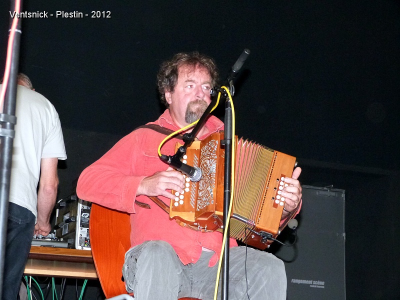 P1020146.JPG - ... de leurs instruments ...