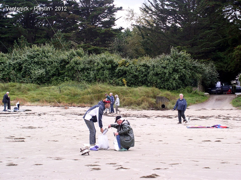 PA060147.JPG - ... Christophe et Gérard remplissent un sac de sable : ça tire fort la haut ! ...