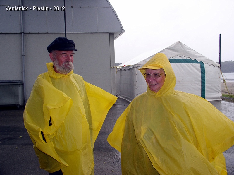 PA060152.JPG - ... ou utilisent des moyens bien adaptés : Georges et Evelyne ...