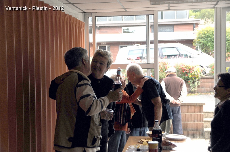 DSC_8917.jpg - Vendredi, nous arrivons à Plestin, un apéro est organisé ... (Photo MH et JP Schaefer)