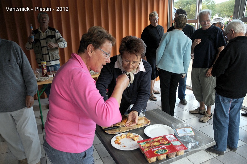 DSC_8920.jpg - ... l'apéritif dinatoire est le bienvenu ... (Photo MH et JP Schaefer)