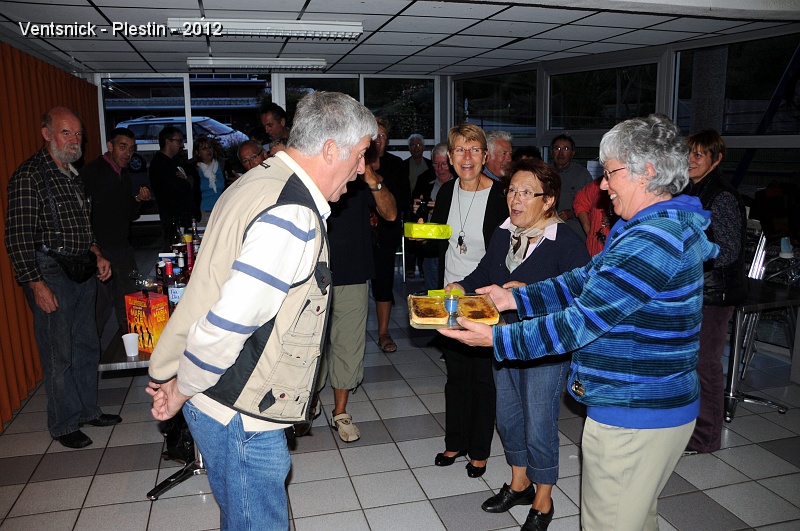 DSC_8939.jpg - ... Jean-Pierre va souffler sa bougie ... (Photo MH et JP Schaefer)
