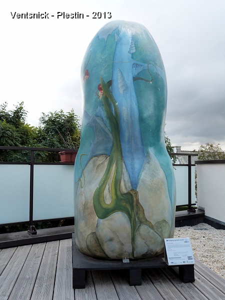 P1070300.jpg - ... l'un des 35 menhirs, «Voyage au centre du menhir» réalisés par Alexandra Nicol, trône sur la terrasse ...