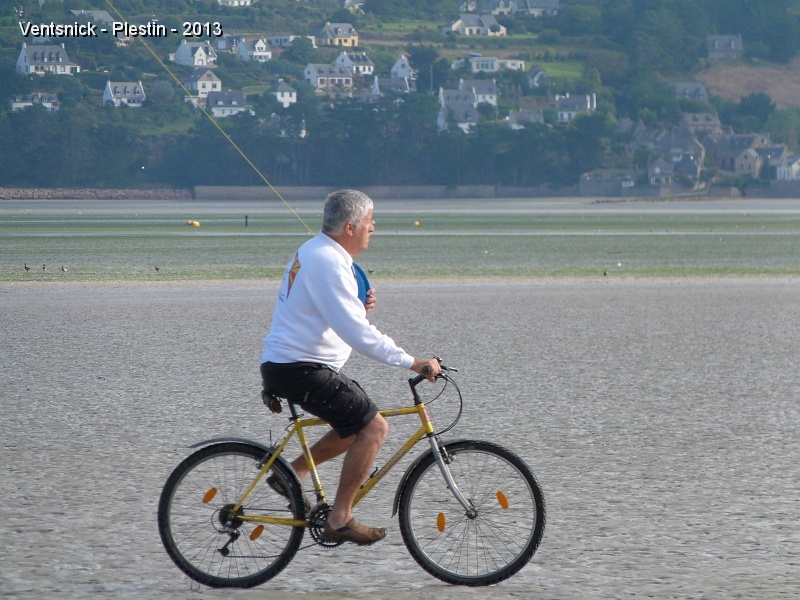 P1070331.jpg - ... le vent est quasi-inexistant, Jean-Pierre utilse son vélo pour lancer son Cody ...
